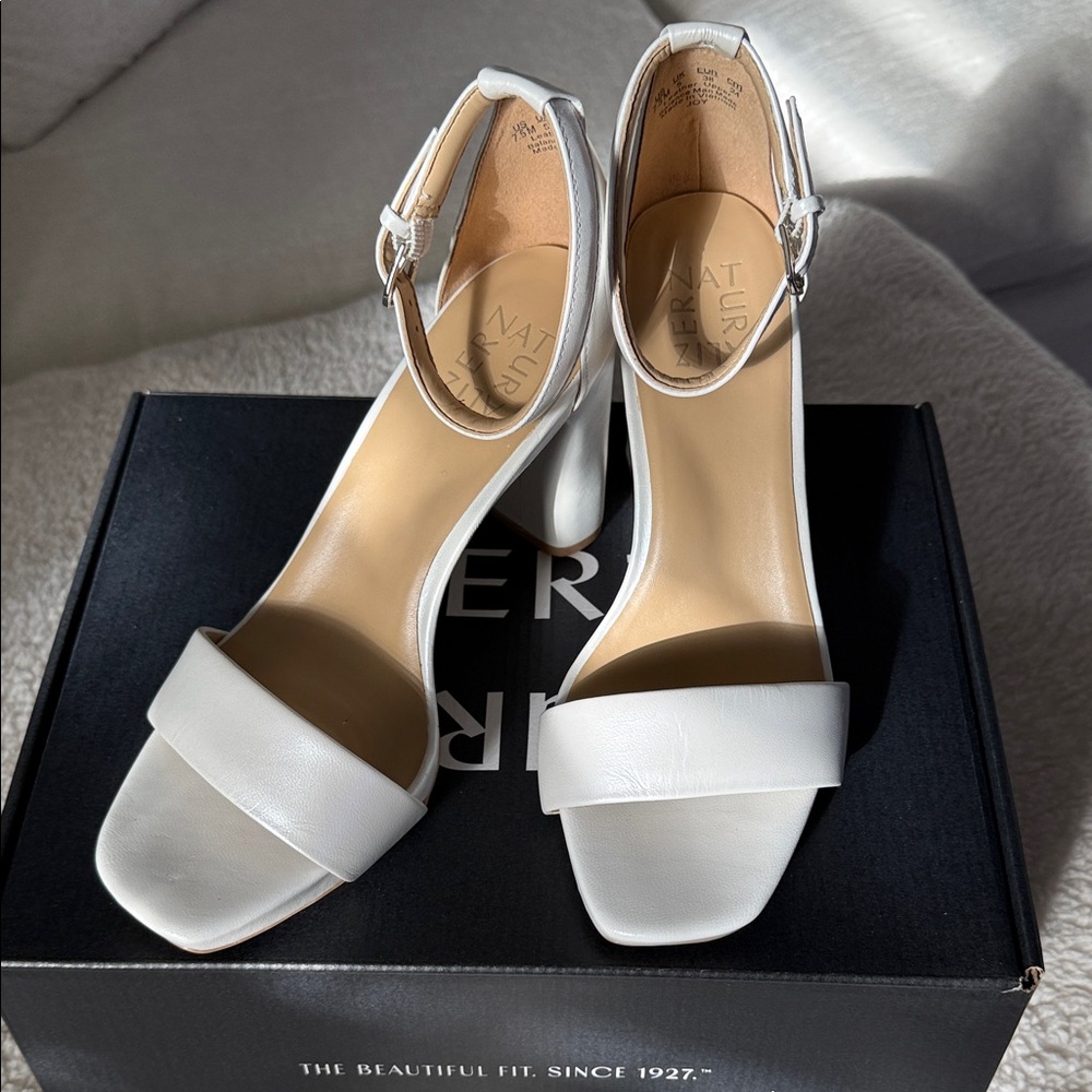 Naturalizer Elegant White Pearl Finish Platform Sandals Size 7.5M